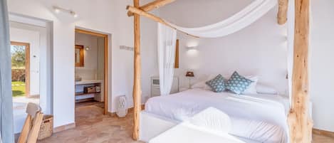 5 bedrooms, iron/ironing board, free WiFi, bed sheets