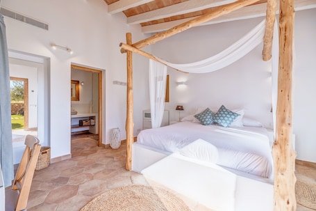 5 bedrooms, iron/ironing board, free WiFi, bed sheets. Modern, Renovated Country House with Wi-Fi, Pool, Terraces & Large Garden
