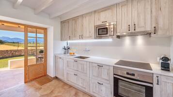 Een koelkast, een microgolfoven, een oven, een kookplaat