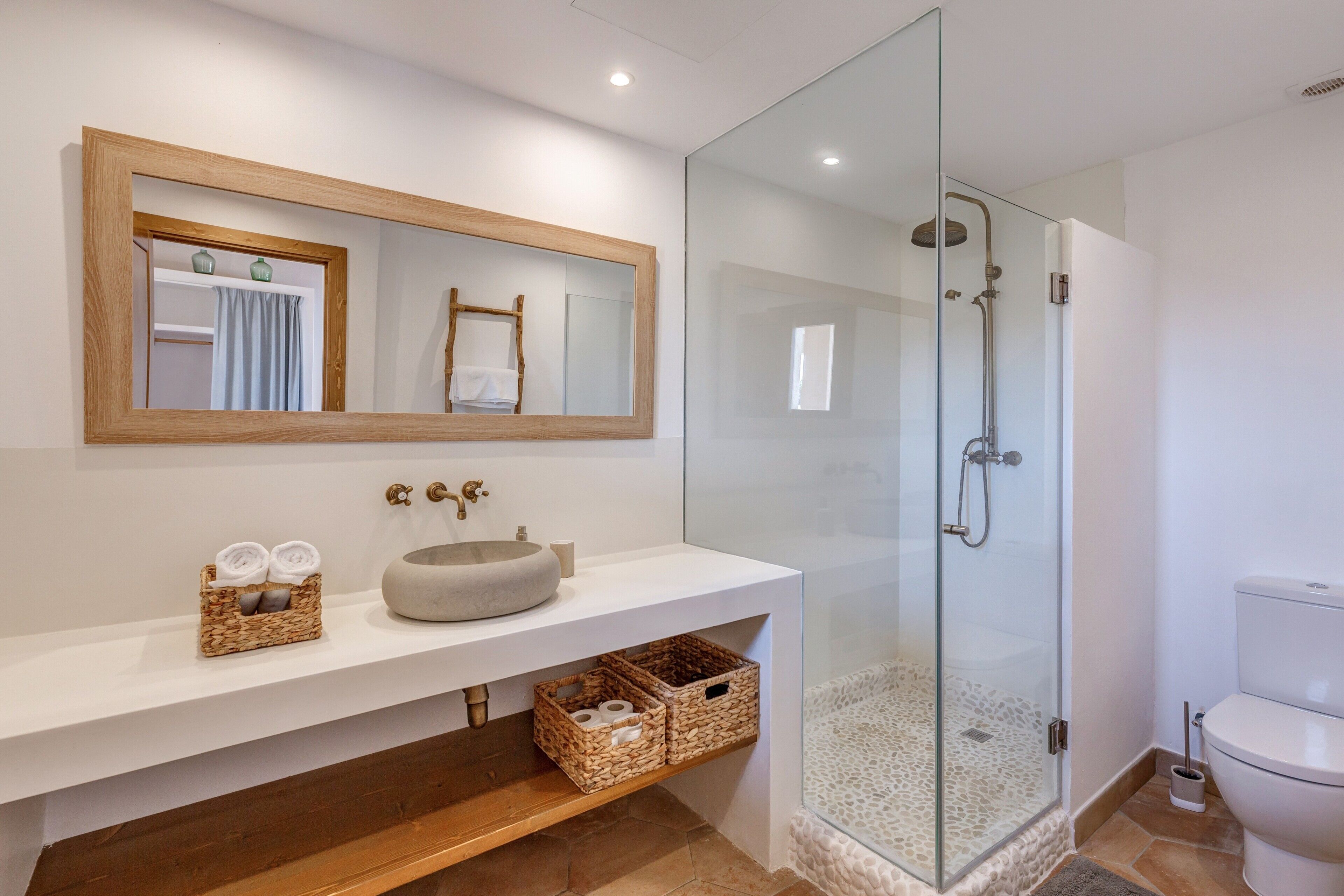 Badewanne, kostenlose Toilettenartikel, Haartrockner, Handtücher
