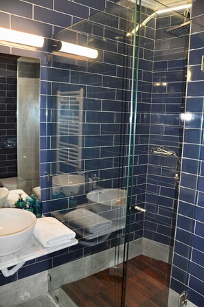 Dusche, Haartrockner, Handtücher, Seife