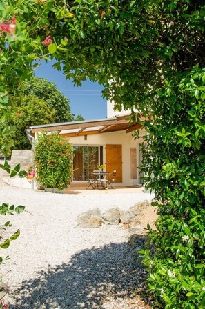 Outdoor dining - Holiday cottage in Pays de Cocagne, peaceful with large swimming pool (Aguts)