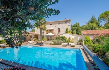 La maison principale et la piscine.
