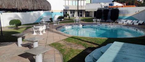 Outdoor pool, free pool cabanas, pool loungers