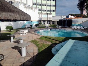 Piscine extérieure, cabanons gratuits, chaises longues
