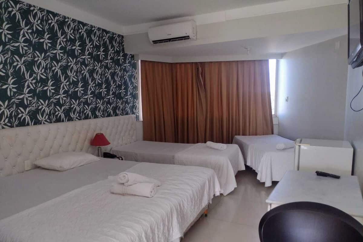 Minibar, bàn, truy cập Internet không dây miễn phí, bộ trải giường 