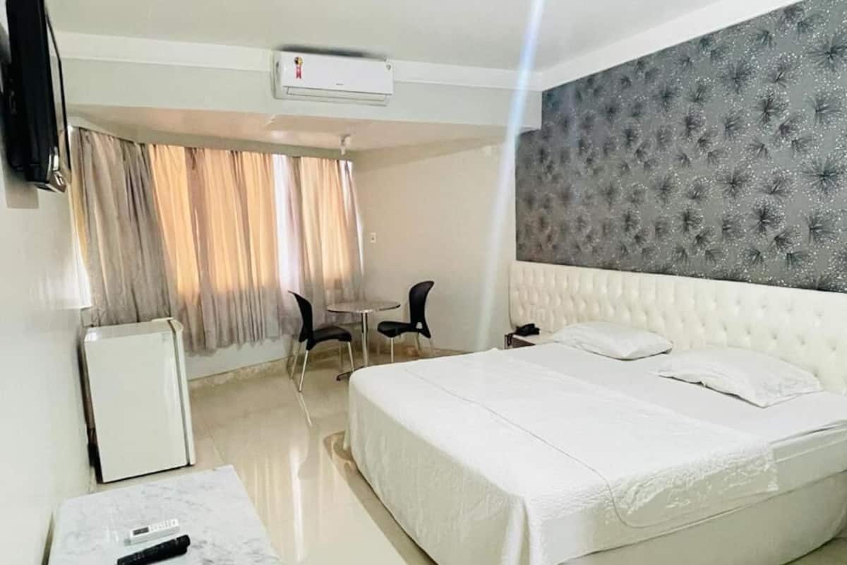 Minibar, bàn, truy cập Internet không dây miễn phí, bộ trải giường 