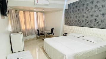 Minibar, meja kerja, Wi-Fi gratis, dan seprai linen
