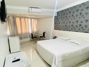 Minibar, Schreibtisch, kostenloses WLAN, Bettwäsche