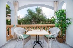 Outdoor dining - Apartment Close to the Beach with Pool Access, Private Terrace, Air Conditioning and Wi-Fi (Canyamel)