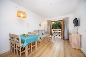 TV - Apartment Close to the Beach with Pool Access, Private Terrace, Air Conditioning and Wi-Fi (Canyamel)