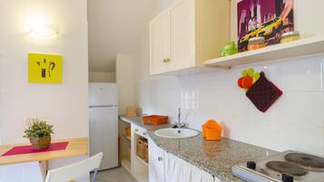 KĂŒhlschrank, Herdplatte, Hochstuhl, Kochgeschirr/Geschirr/Besteck