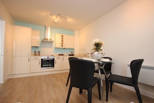 Stunning 2 bedroom in Hatfield Town Centre - near all facilities, free parking