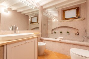 Combined shower/bathtub, bidet, shampoo - Suite Italy Roma - Luxury apartment in the heart of Rome (Roma)