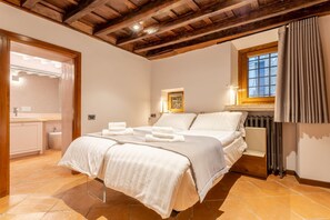 2 bedrooms, travel cot, bed sheets - Suite Italy Roma - Luxury apartment in the heart of Rome (Roma)