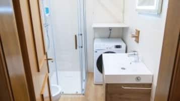 Shower, free toiletries, bidet, shampoo