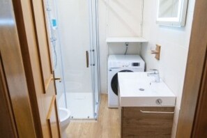 Shower, free toiletries, bidet