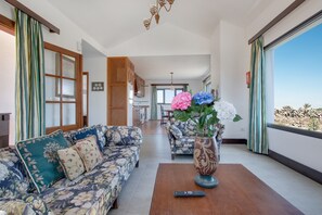 TV, fireplace, DVD player, ping pong - Luxurious Country House "El Quinto" with Pool, Terrace, Garden & Wi-Fi (La Vegueta, Lanzarote)