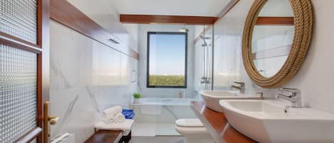 Badewanne, Haartrockner, Handtücher