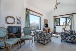 TV, fireplace, DVD player, ping pong - Luxurious Country House "El Quinto" with Pool, Terrace, Garden & Wi-Fi (La Vegueta, Lanzarote)