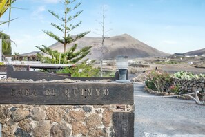 Exterior detail - Luxurious Country House "El Quinto" with Pool, Terrace, Garden & Wi-Fi (La Vegueta, Lanzarote)