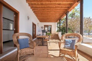 Outdoor dining - Luxurious Country House "El Quinto" with Pool, Terrace, Garden & Wi-Fi (La Vegueta, Lanzarote)