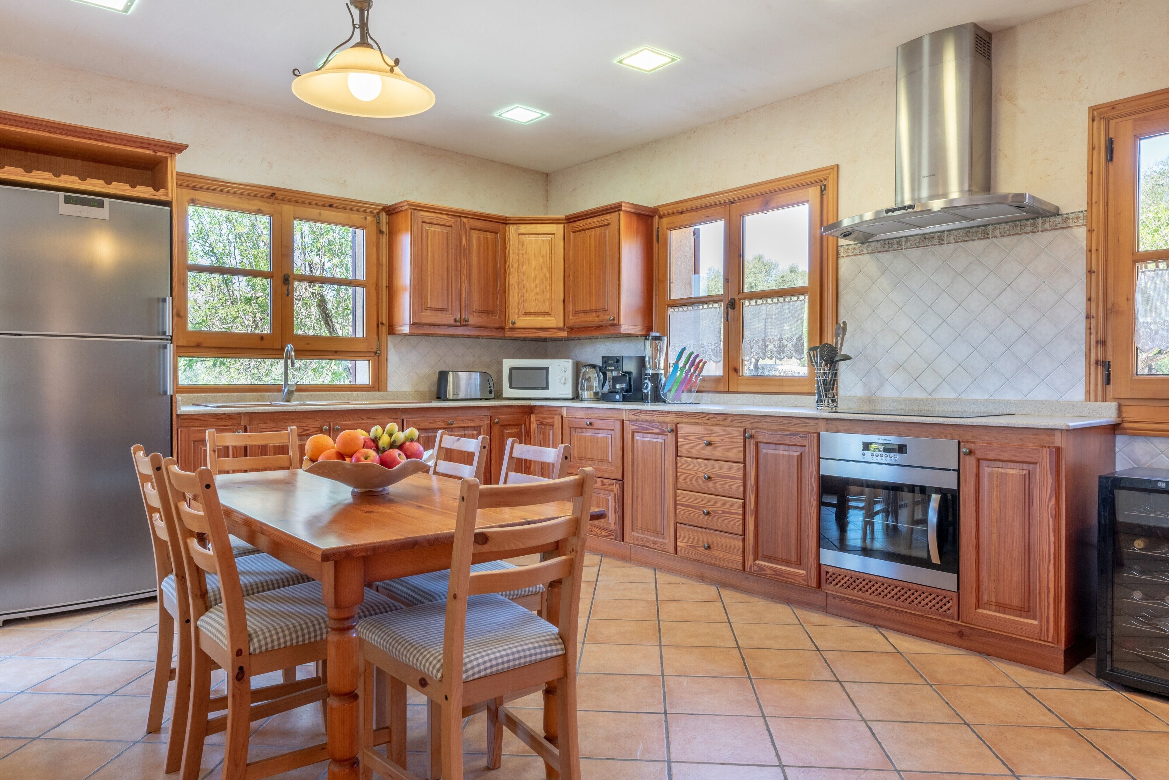 Køleskab, mikrobølgeovn, ovn, kogeplade