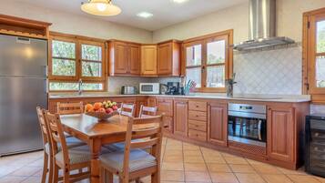 Køleskab, mikrobølgeovn, ovn, kogeplade