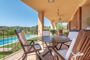 Outdoor dining - Fantastic Country House with Pool, Wi-Fi, Veranda and Garden (Artá)
