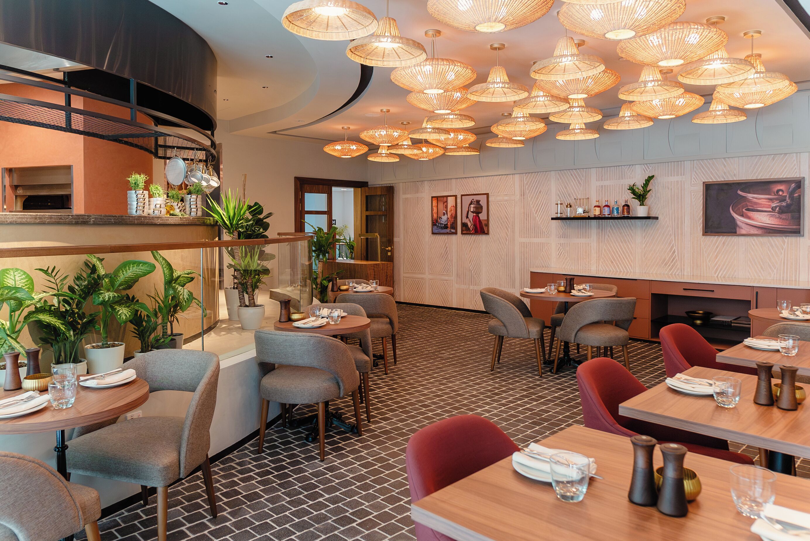 2 restaurants; breakfast, lunch and dinner served 