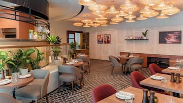 2 restaurants; breakfast, lunch and dinner served