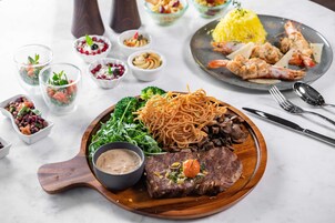 2 restaurantes; se sirve desayuno, almuerzo y cena