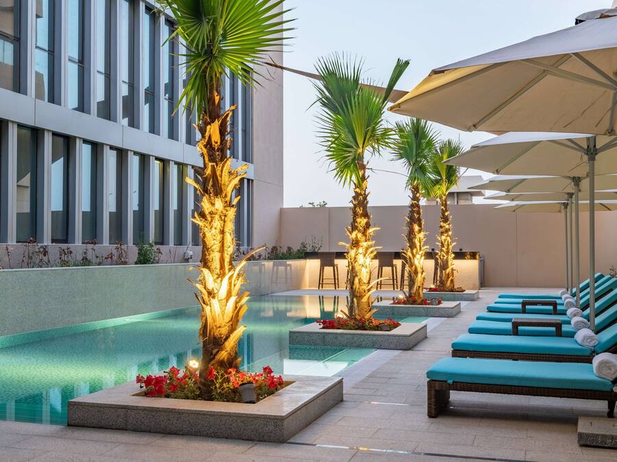 Utendørsbasseng og solsenger