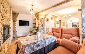 Televisión y chimenea 