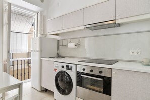 Jääkaappi, uuni, liesi, kahvin-/teenkeitin