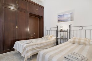 3 slaapkamers, een strijkplank/strijkijzer, gratis wifi, beddengoed