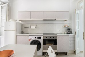 Een koelkast, een oven, een kookplaat, een koffiezetapparaat/waterkoker