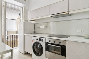 Frigorifero, forno, piano cottura, macchina per tè/caffè