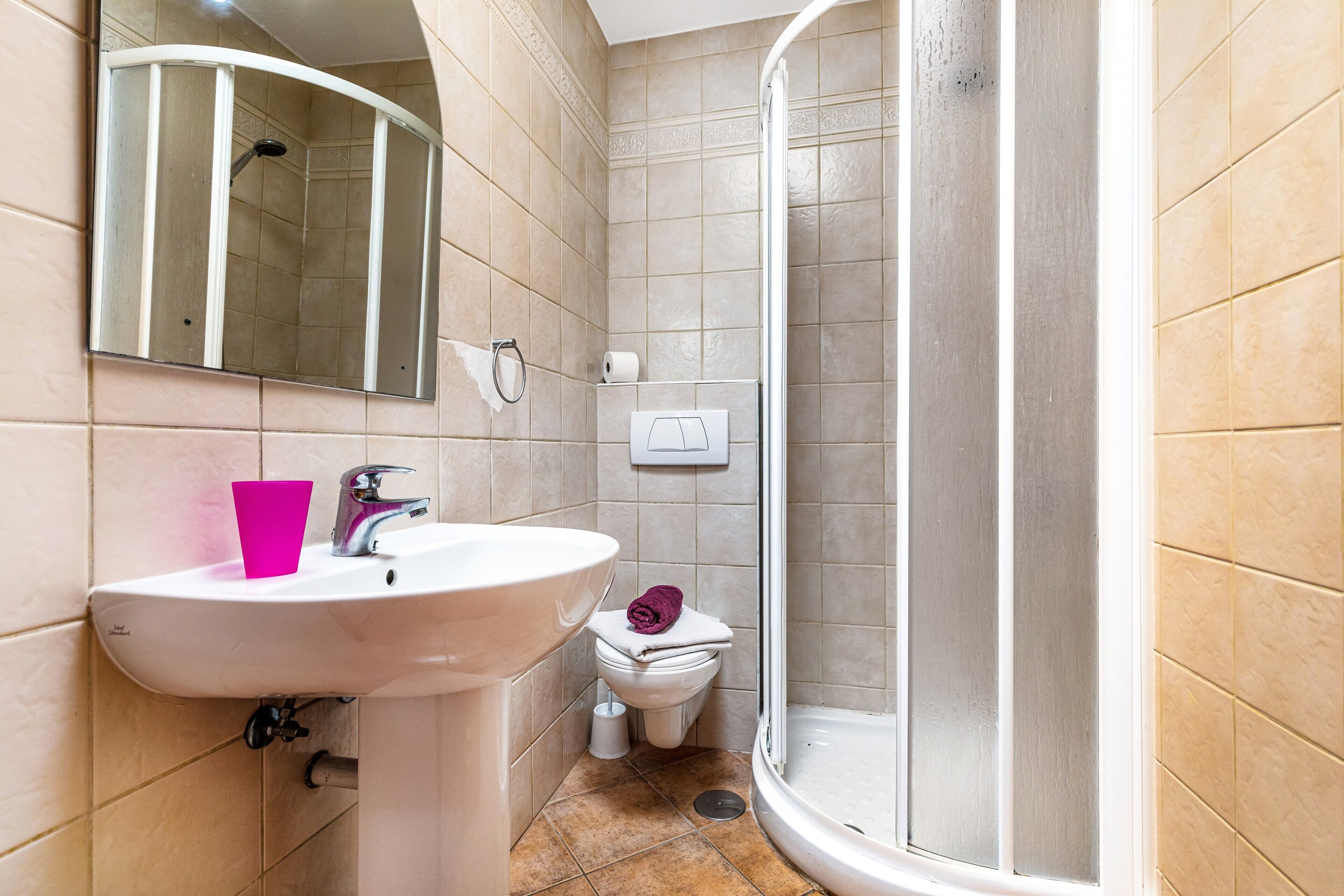 Een douche, een haardroger, handdoeken