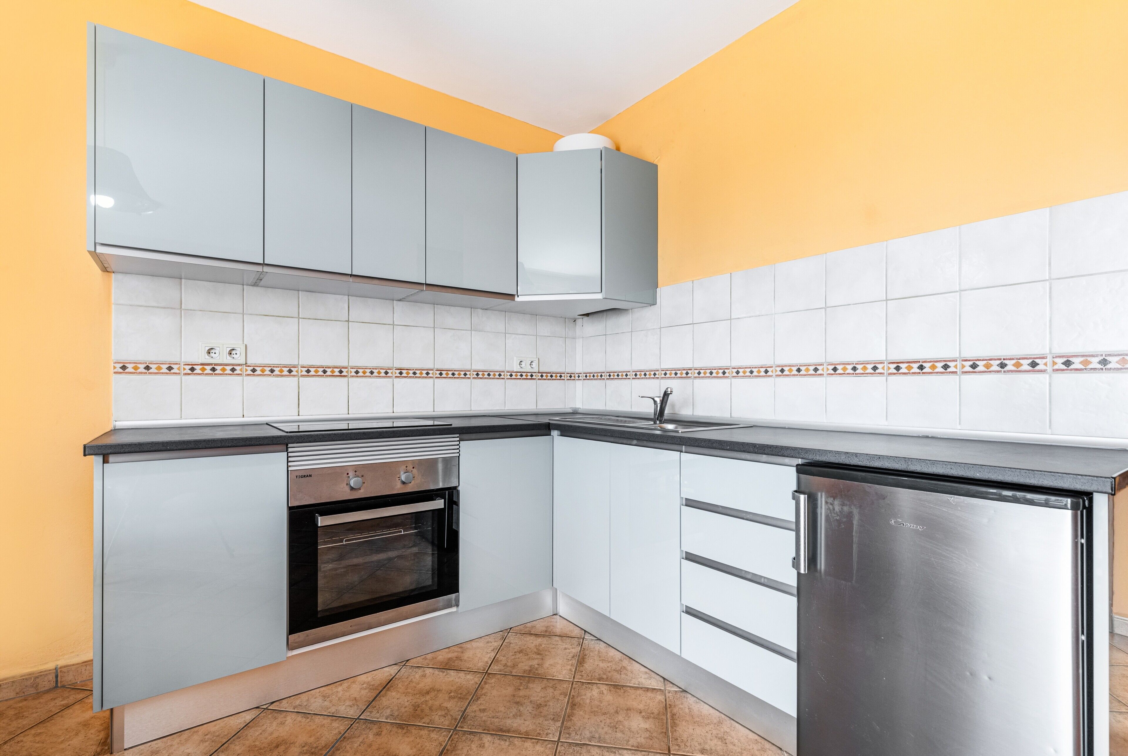 Frigorífico, placa de cocina, cafetera o tetera y hervidor eléctrico