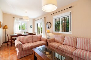 Televisie en een open haard