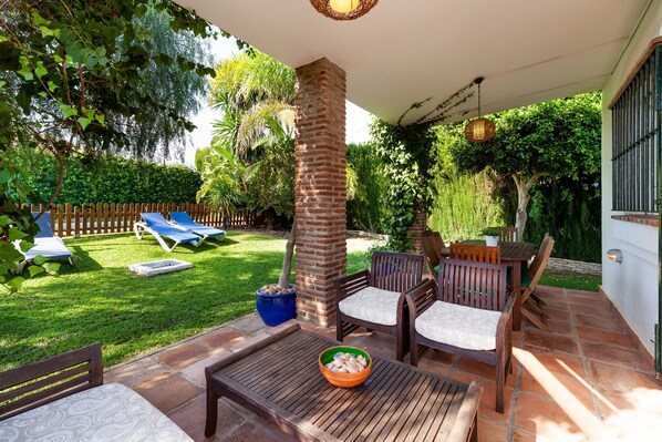 Outdoor dining - Holiday Home "La Buganvilla" For Families With Garden and Large Pool (Conil de la Frontera)