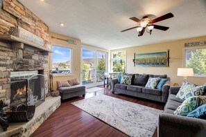 Smart TV, fireplace, DVD player, table football - Lake Front Home w/ Hot Tub, Fire pit, yard, walk to Wisp Resort,Tubing Hill View (McHenry)