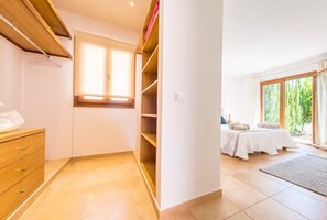 4 bedrooms, iron/ironing board, free WiFi, bed sheets - Fantastic Estate with Mountain View, Pool and Wi-Fi; Pets Allowed, Parking Available (Sant Josep)