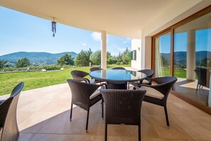 Outdoor dining - Fantastic Estate with Mountain View, Pool and Wi-Fi; Pets Allowed, Parking Available (Sant Josep)