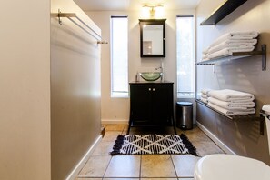 Regadera, toallas, jabón, papel de baño 