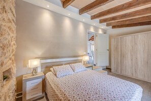 3 makuuhuonetta, silitysrauta/-lauta, ilmainen Wi-Fi, vuodevaatteet