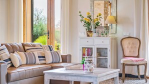 Een zithoek met een bank, salontafel en decoratieve accessoires.