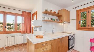 Køleskab, mikrobølgeovn, ovn, kogeplade