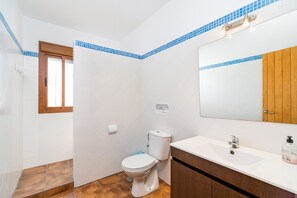 Shower, free toiletries, hair dryer, towels - Holiday Home "Villa CA1" with Pool, Garden, Terrace and Wi-Fi (Conil de la Frontera)